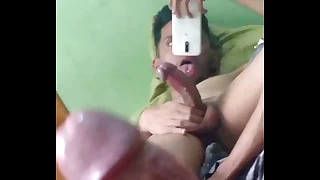Novinho exibindo o Pau babão no espelho